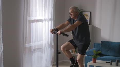 Fitness-Und-Gesunder-Lebensstil-Eines-Erwachsenen-Mannes-Mittleren-Alters-Trainieren-Mit-Dem-Heimtrainer-Im-Wohnzimmer,-Sportliche-Aktivität-In-Selbstisolation